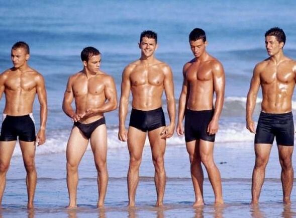 Männer am Strand mit vergrößerten Schwänzen