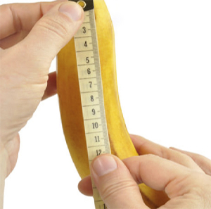 Banane wird mit einem Zentimeterband gemessen
