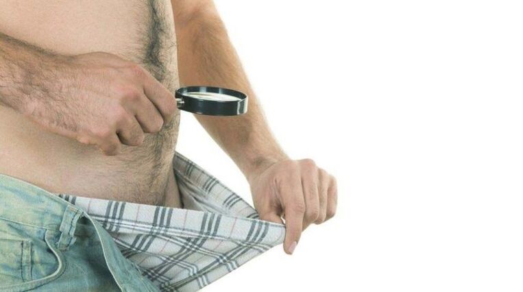 Ein Mann schaut in seine Unterhose und denkt über eine Penisvergrößerung mit Limonade nach